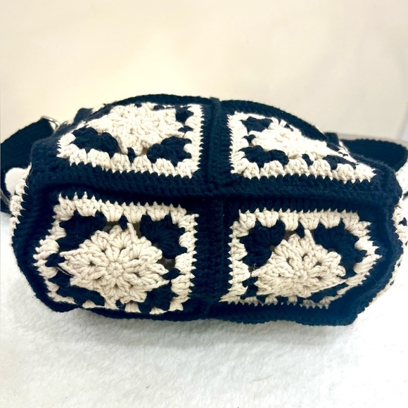 Elegant Black and Cream Crossbody Bag - Picture 4 of 9